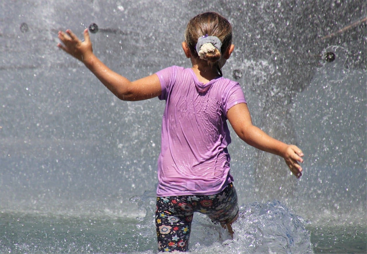 Maedchen-Wasser-Kindheit-Ausgelassenheit-Gluecklichsein-Bewegungsdrang-Spieltrieb-Kritisches-Netzwerk-Propriorezeptoren-Wahrnehmung-des-eigenen-Koerpers-Kind