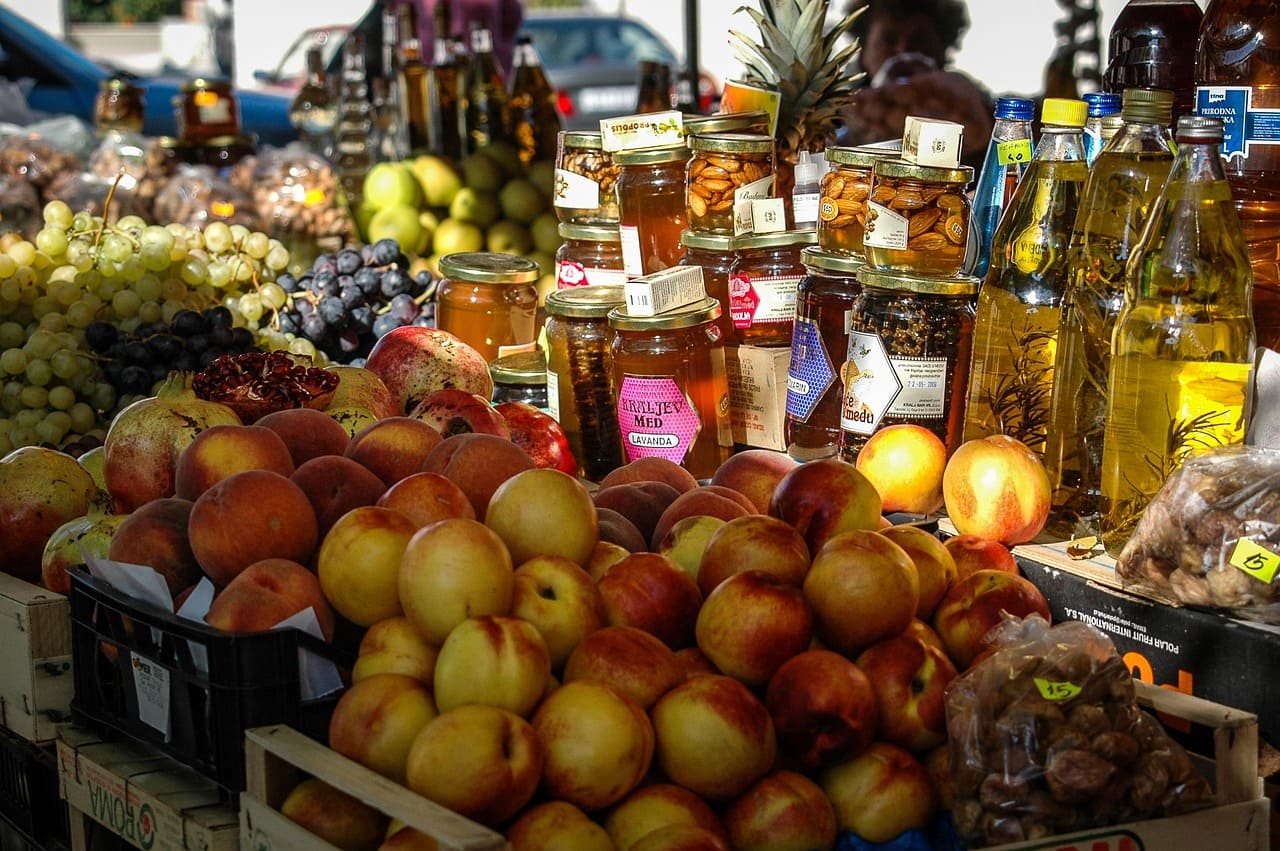 Marktstand_Marktbude_Bauernmarkt_Verkaufsstand_Lebensmittel_Nahrungsmittel_Billiglebensmittel_Billigprodukte_Bioverband_Naturland_Kaufkriterium_Kaufverhalten, Kritisches-Netzwerk