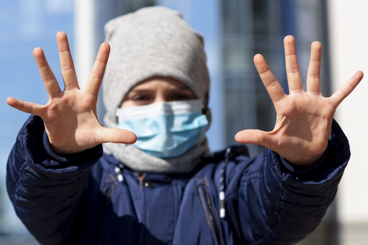 Maskenidiotie-Kindeswohlgefaehrdung-Kindesmisshandlung-Maskenzwang-Kritisches-Netzwerk-Maskenwahnsinn-Corona-Covid-Rueckatmung-Sauerstoffmangel-Kinder