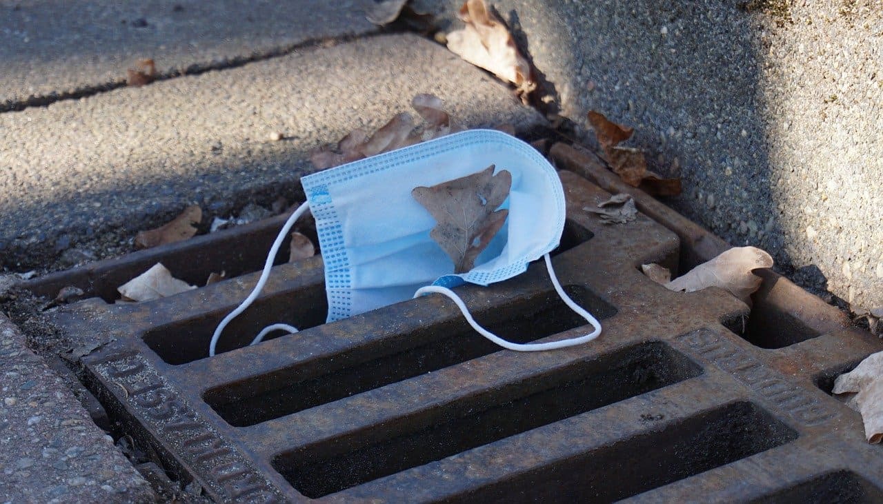 Maskenmuell-Gulli-Maskenabfall-Plastikmuell-Grundwasserverschmutzung-Mundschutzmuell-Abwasserverschmutzung-Kunststoffmuell-Plastikverbrauch-Kritisches-Netzwerk