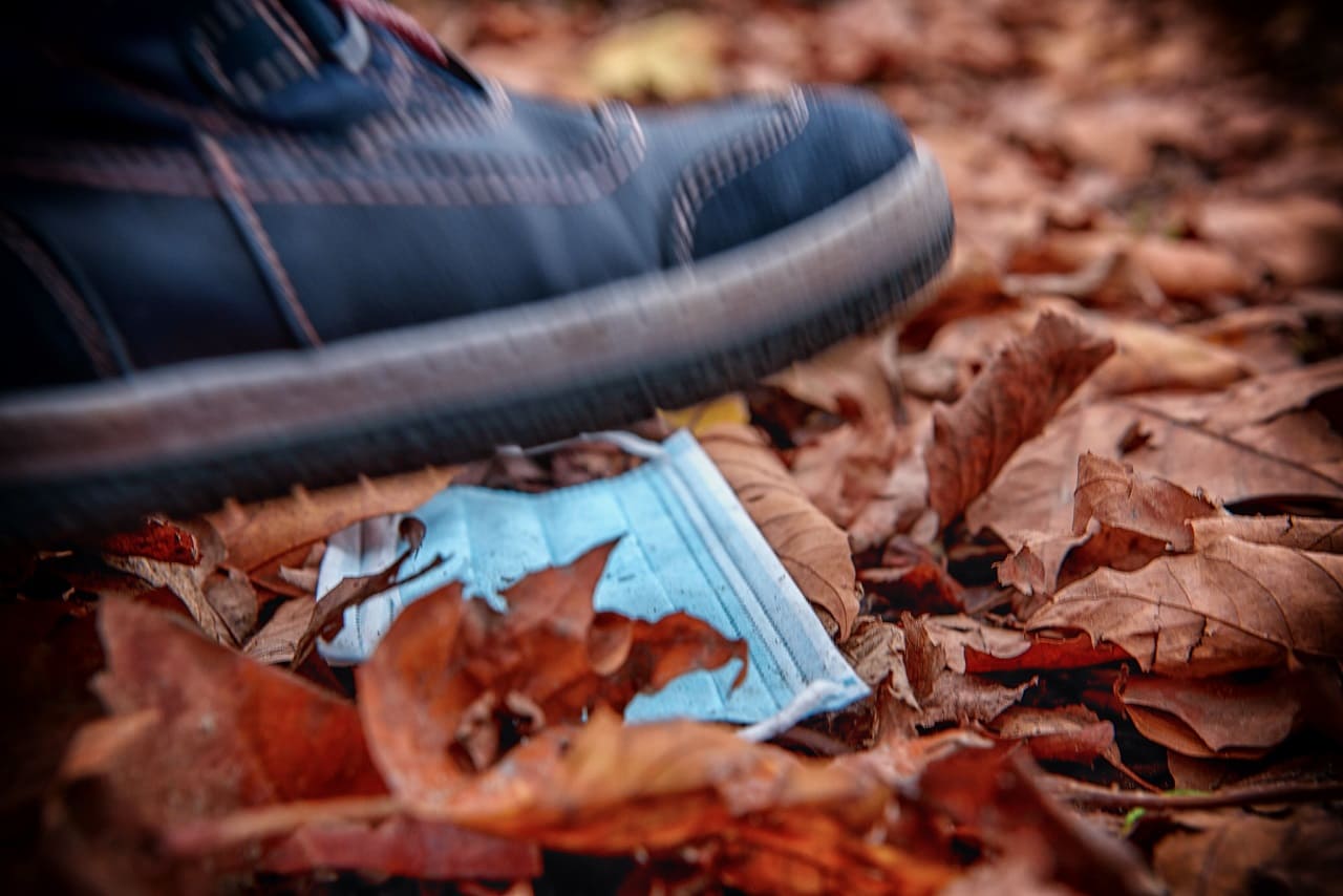 Maskenmuell-Maskenabfall-Plastikmuell-Plastikabfall-Plastikvermuellung-Plastikverbrauch-Maskenentsorgung-Mundschutzmuell-Umweltverschmutzung-Kritisches-Netzwerk