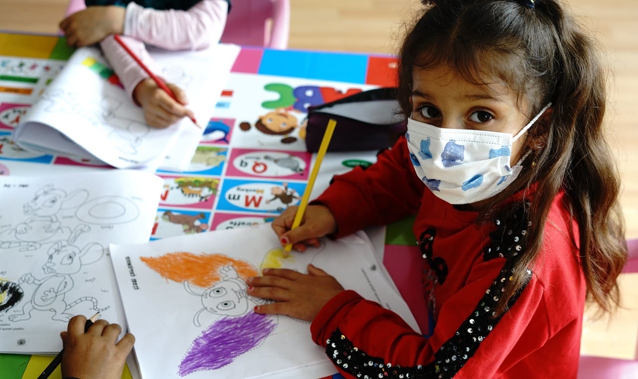 Maskenpaedagogik-Kindesmisshandlung-Kindermartyrium-Kindermaskenpflicht-Kindermaskenzwang-Kinderaengste-Kritisches-Netzwerk-Kinderdrangsalierung-Kinderpsychose