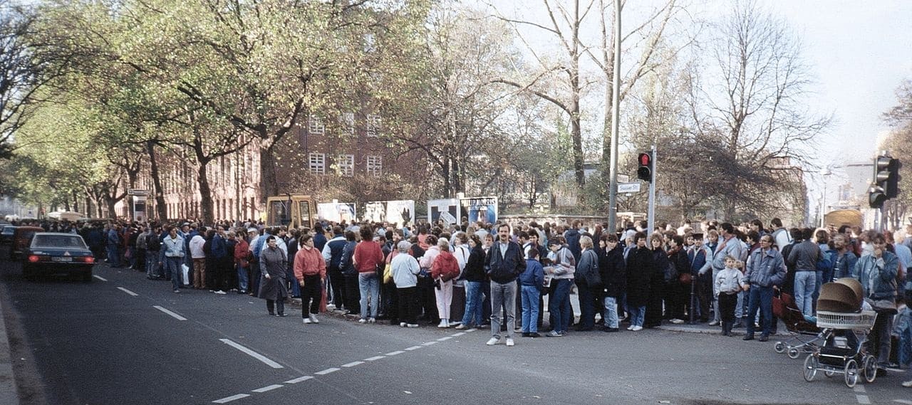Mauerfall-Begruessungsgeld-Ostmark-Westmark-Welcome-money-East-German-Deutsche-Marks-Kritisches-Netzwerk-Wende-Grenzoeffnung-Gastgeschenk-Konsum-Wohlstand