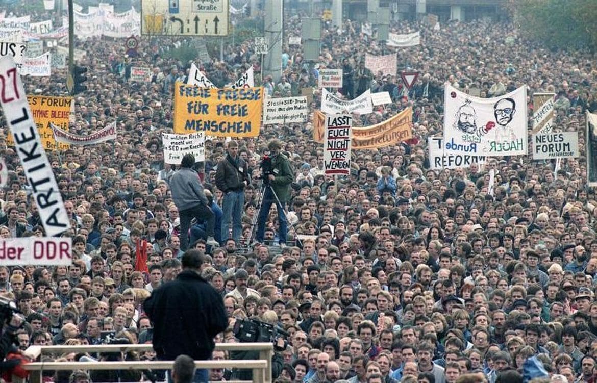 Mauerfall-Buergerbewegung-Montagsdemonstrationen-Neues-Forum-Aufbruch-DDR-Regimegegner-Regimekritiker-Widerstand-Kritisches-Netzwerk-friedliche-Revolution