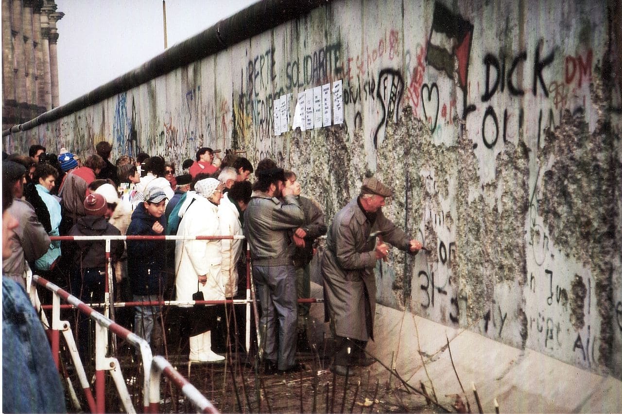 Mauerfall-Mauerspechte-Fall-der-Mauer-DDR-Wende-Deutsche-Demokratische-Republik-Einheit-Reichstag-Kritisches-Netzwerk-SED-Ossi-Wessi-Stasi-Wiedervereinigung