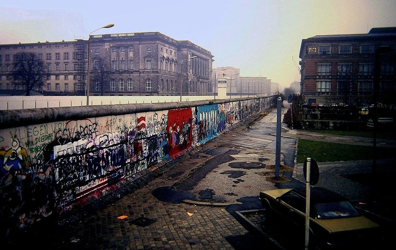Mauerfall-Niederkirchnerstrasse-Berlin-Wall-Blockade-Berliner-Mauer-Schandmauer-Kritisches-Netzwerk-innerdeutsche-Grenze-Mauertote-Staatsfeind-Ossis-Wessis