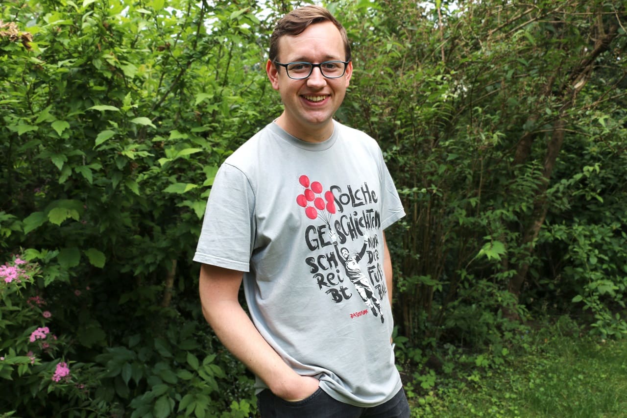 Max-Jacob-Ost-Rasenfunk-Schlusskonferenz-Royal-Tribuenengespraech-Kurzpass-Podcast-Fussball-Profifussball-Kritisches-Netzwerk-Fussballpodcast-Frank-Helmschrott