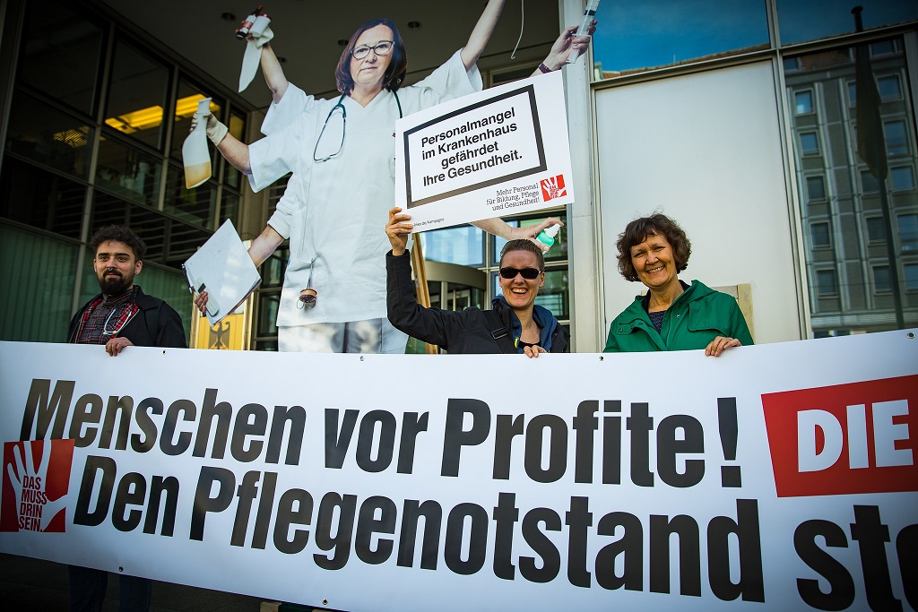 menschen_vor_profite_pflegenotstand_rentite_gewinnspanne_pflegekraefte_pflegekraeftemangel_personalmangel_gesundheitsgefaehrdung_kritisches_netzwerk_versorgungsmaengel_tarifflucht.jpg