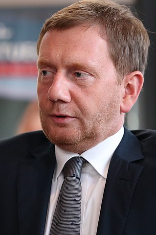 Michael-Kretschmer-CDU-Ministerpraesident-Sachsen-Schwarz-rot-gruene-Kenia-Koalition-Koalitionsvertrag-Kritisches-Netzwerk-Etikettenschwindel-Rechtsruck-Polizeigesetz