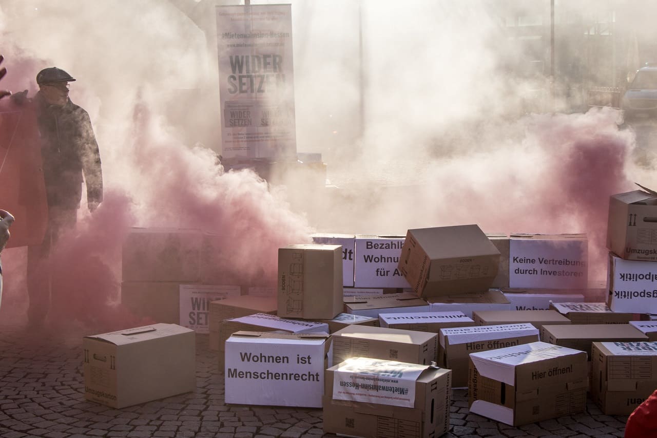 Mieten-Wohnen-ist-Menschenrecht-Enteignung-Wohnungsnot-Gemeineigentum-Wohnraum-Wohnbaugesellschaften-Kritisches-Netzwerk-Immobilienspekulation-Gemeineigentum