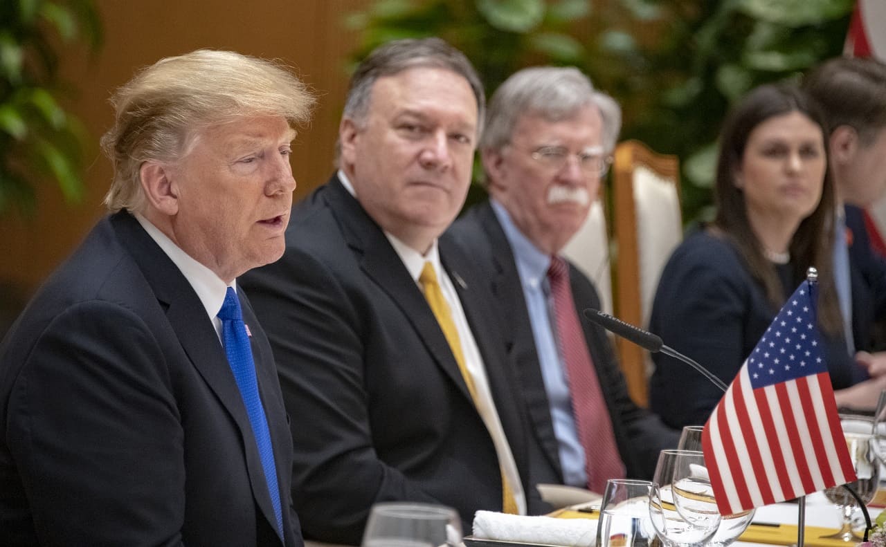 Mike-Michael-Richard-Pompeo-Donald-Trump-John-Robert-Bolton-Kritisches-Netzwerk-warmongers-Kriegstreiber-Republican Party-Republicans-war-crimes-criminals
