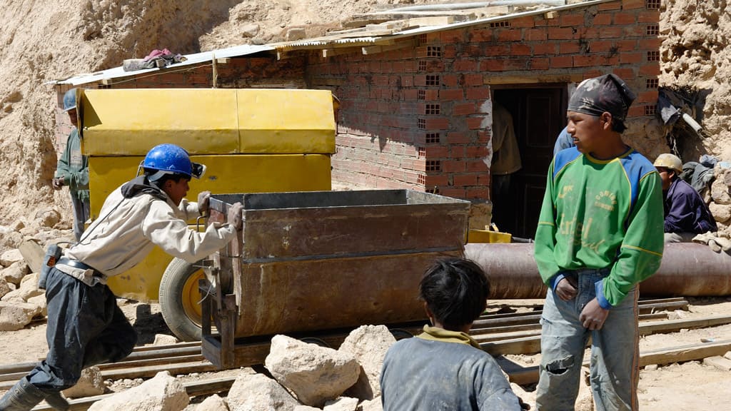 Minenarbeiter-Bolivien-Bolivia-Green-Energy-Explosion-Lithium-Lithiumdreieck-Lithiumgewinnung-Kritisches-Netzwerk-Lithiumreserven-Lithiumvorkommen-Lithiumbatterien