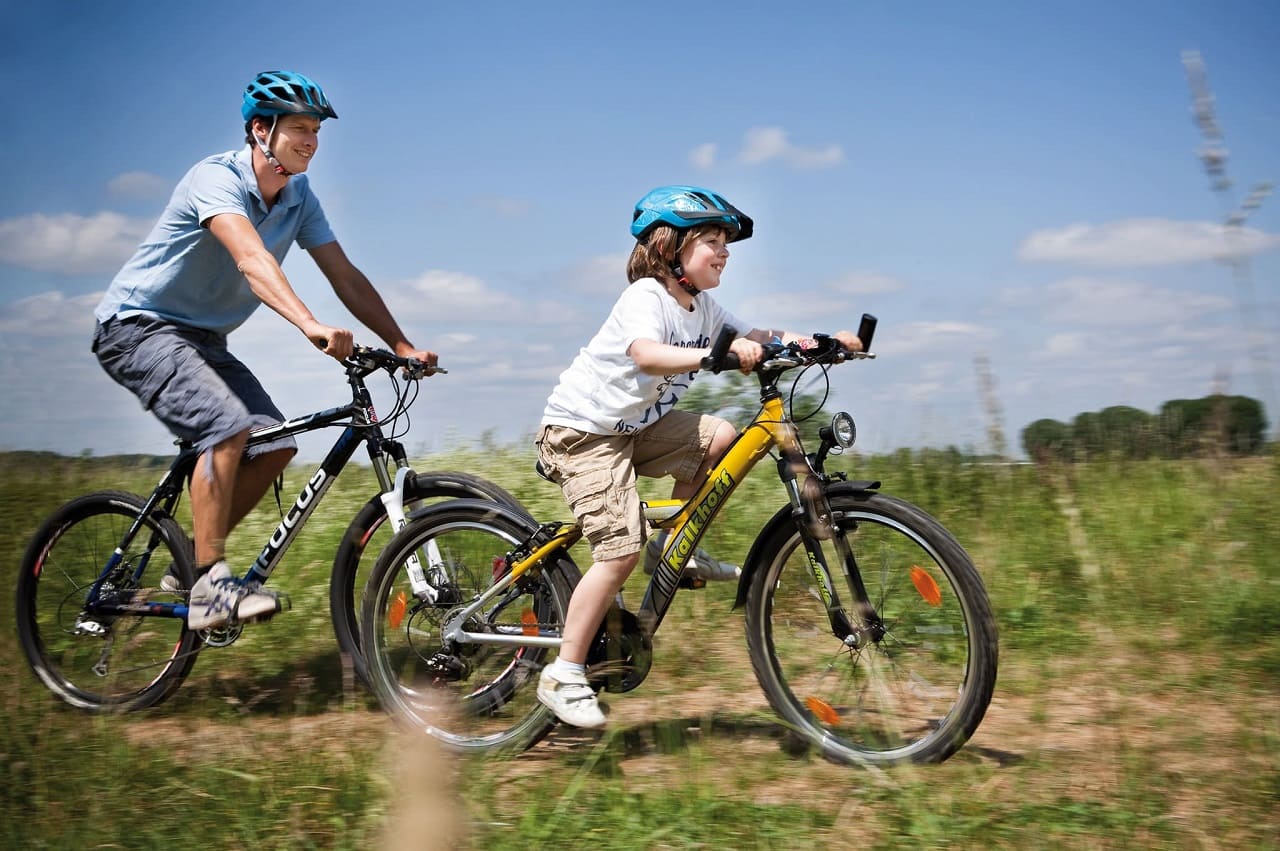 Mountainbike-Crossraeder-Elektrofahrrad-Radfahren-Helmpflicht-E-Bike-Ebike-Trekking-Trekkingbikes-Cross-Kritisches-Netzwerk-ABS-Hartschalenhelme-Mikroschalenhelme