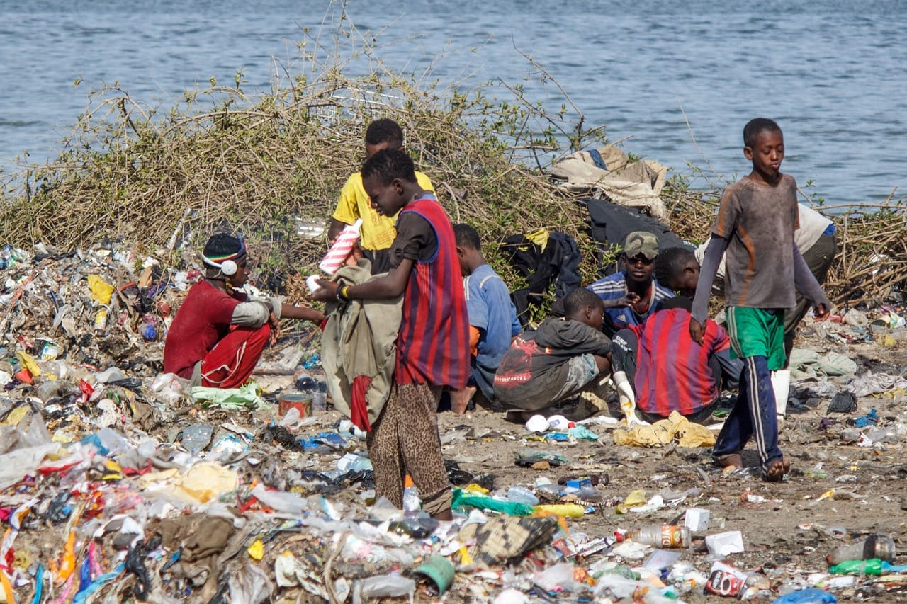 Muellhalde_Senegal_Westafrika_Altkleiderschmuggel_Kleiderfriedhof_Kleidermuell_Kleidungsabfall_Muellschmuggel_Muellskandal_Kritisches-Netzwerk
