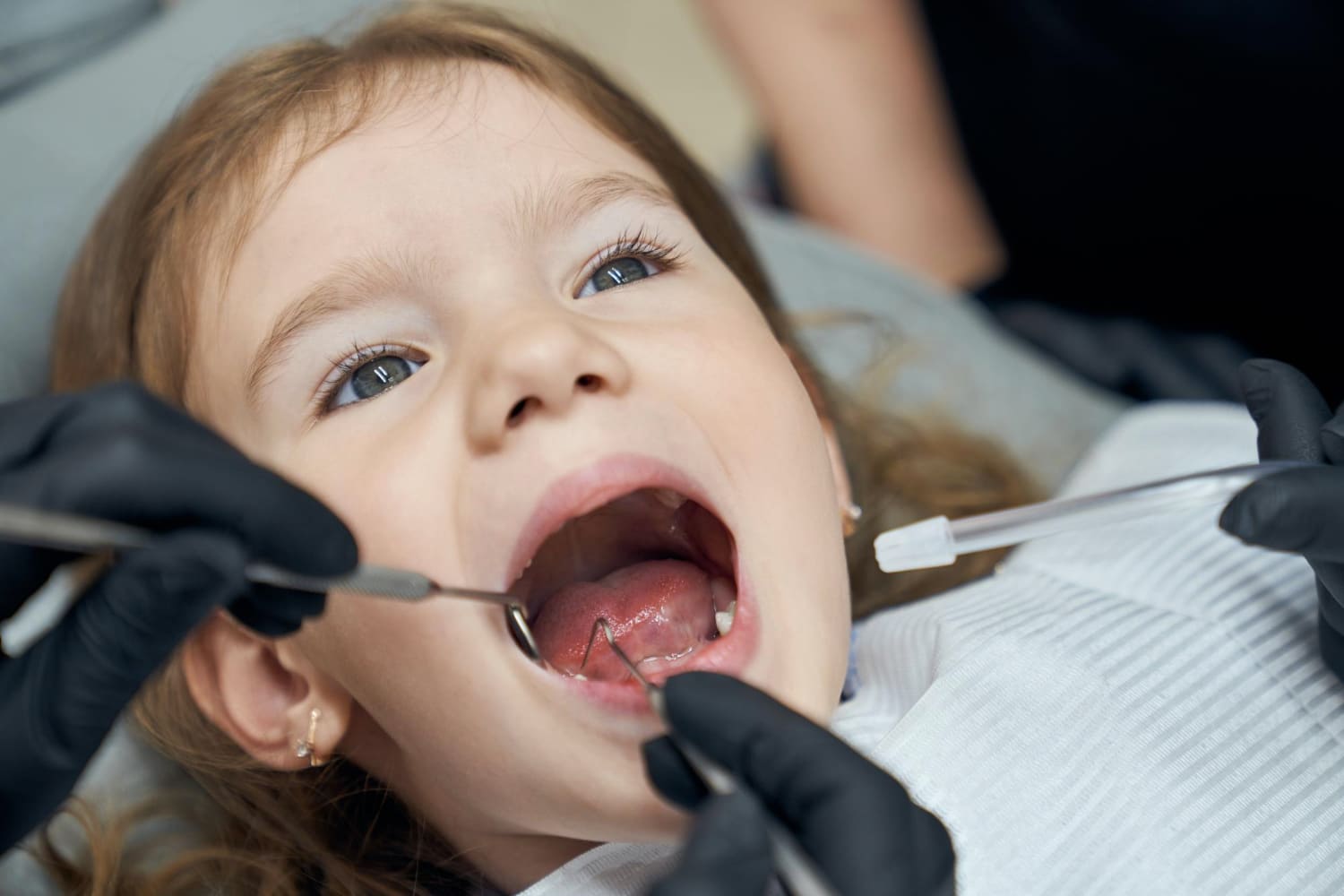 Mundhoehle_Kinderrachen_Rachenmandeln_Rachenraum_Schlundrachen_Mandeln_Mandelvergroesserung_Polypen_Gaumenbogen_Nasenrachenraum_Kritisches-Netzwerk