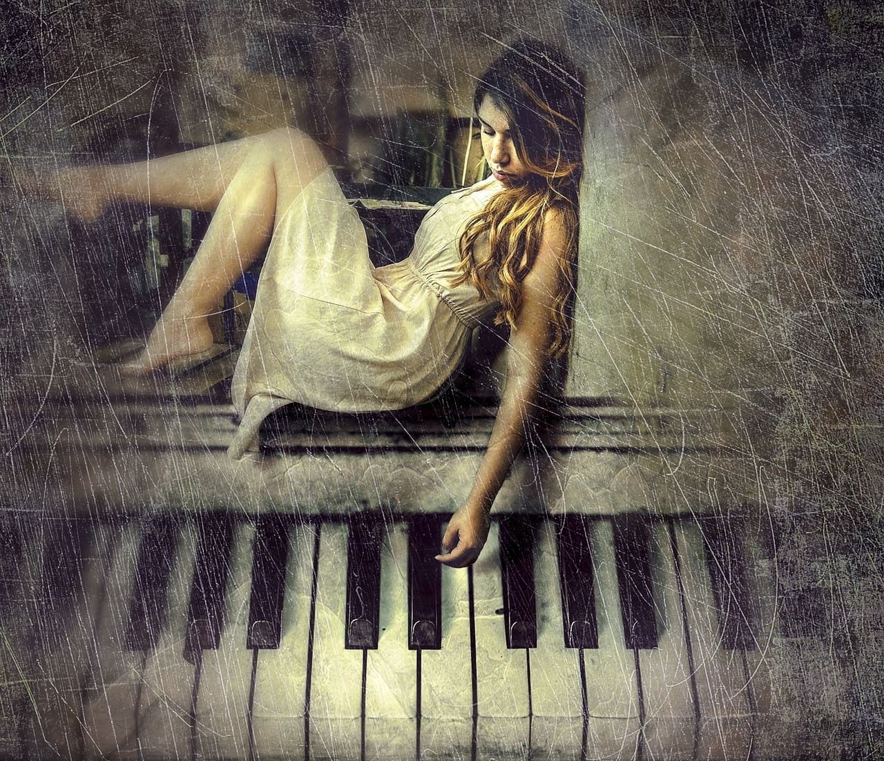 Musik_Pianistin_Piano_Klavier_Klavierspielerin_Musikerin_Musizierende_Berufsmusiker_Berufsorchestermusikerin_Orchestermusiker_Kritisches-Netzwerk