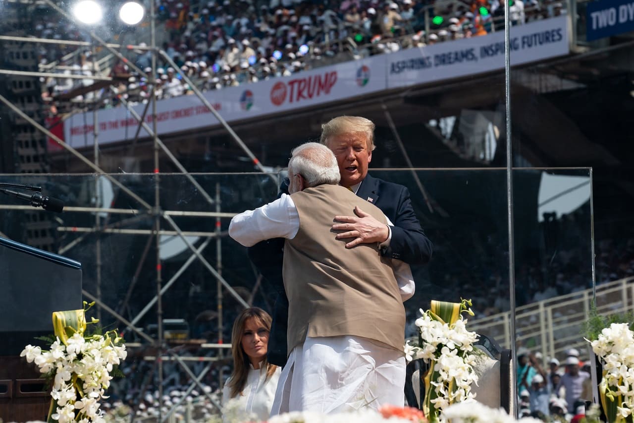 Narendra-Modi-Donald-Trump-brotherly-embrace-Motera-Stadium-Ahmedabad-India-Indien-Wirtschaftsinteressen-strategische-Partnerschaft-Hegemonialmaeachte