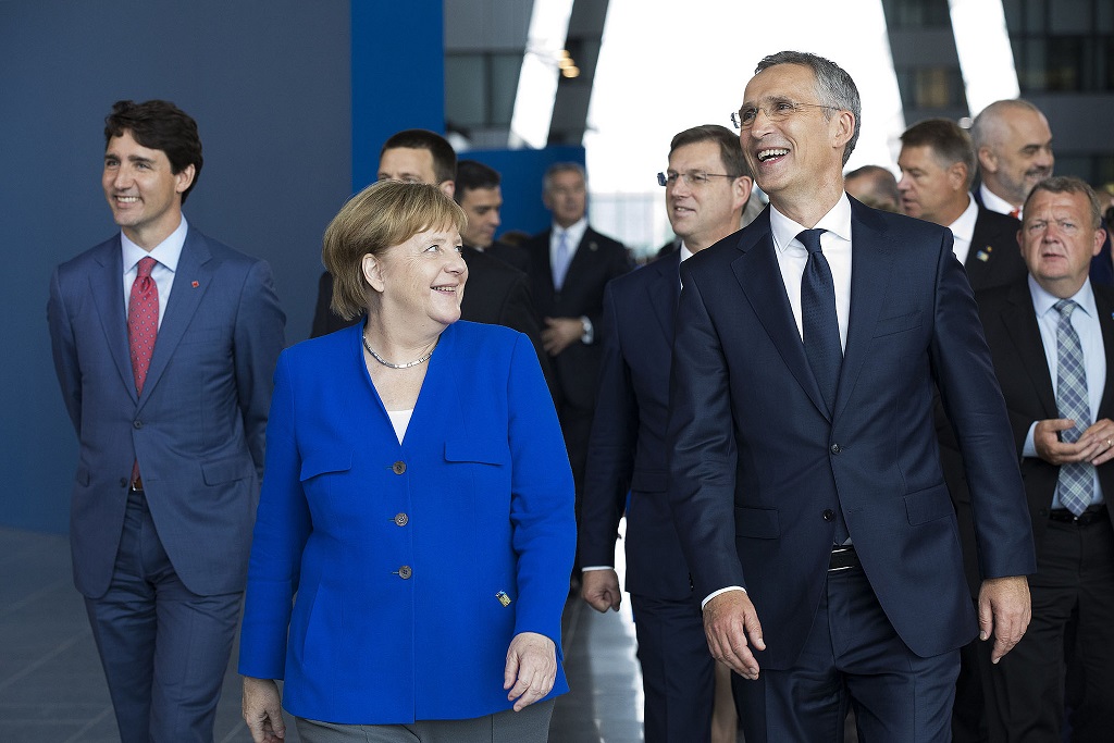 nato_2018_summit_chancellor_angela_merkel_secretary_general_jens_stoltenberg_bundeswehr_russenhasser_kritisches_netzwerk_aufruestung_militaerausgaben_ruestungshaushalt_otan.jpg