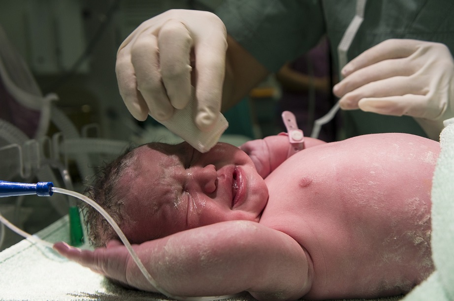 neugeborene_kreissaal_kaiserschnitt_krankenhaus_hebammenverband_entbindung_kritisches_netzwerk_krankenhaushygiene_krankenhausinfektionen_krankenhausvirus_schwangerschaft.jpg