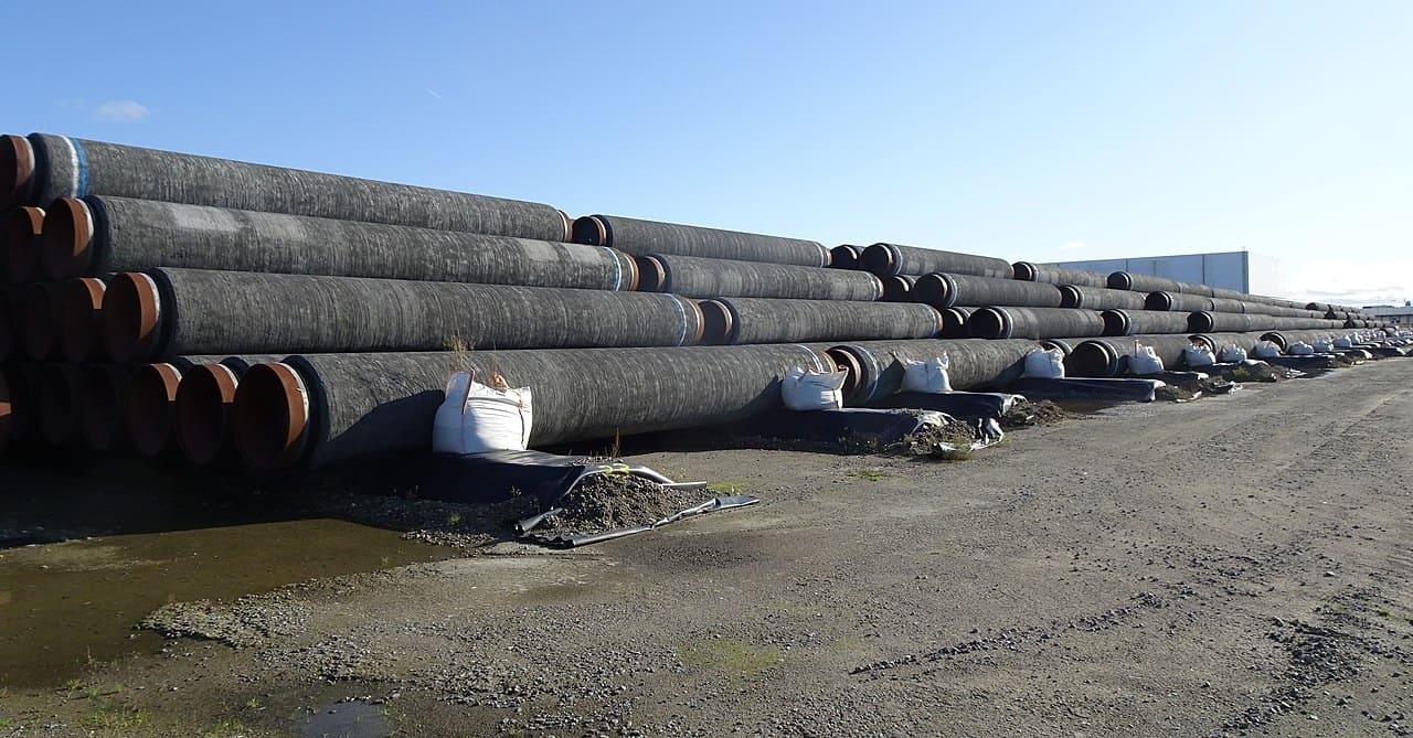 Nord-Stream-2-Rohre-Mukran-Ostsee-Pipeline-Ostseepipeline-Kritisches-Netzwerk-Erdgas-Pipeline-Fluessigerdgas-Fluessiggas-liquefied-natural-gas-LNG-Leitungsstraenge