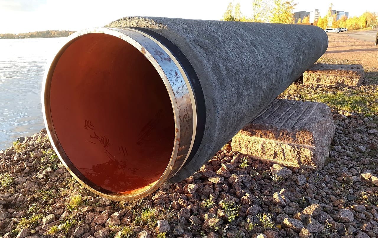 Nord-Stream-2-Rohrstueck-Pipelinerohr-Kotka-Finnland-Gasimporte-Gaslieferungen-Gaspipelines-Gaspreis-Gazprom-Kritisches-Netzwerk-Gastransport-Gasuebertragung