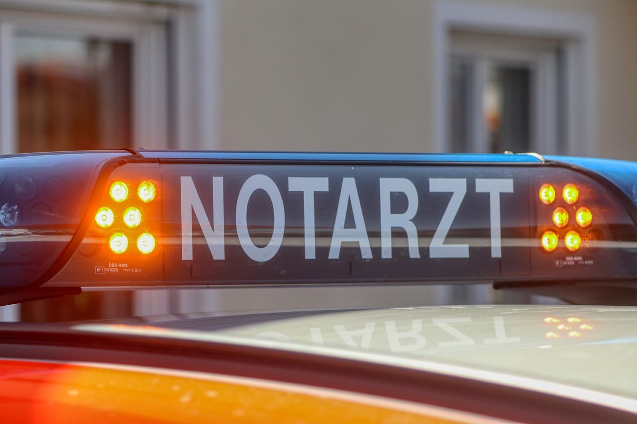 Notarzt_Medizinischer_Notfall_Notarzteinsatz_Rettungswagen_Notfallambulanz_Notfallpatient_Notfallversorgung_Notaufnahme_Kritisches-Netzwerk
