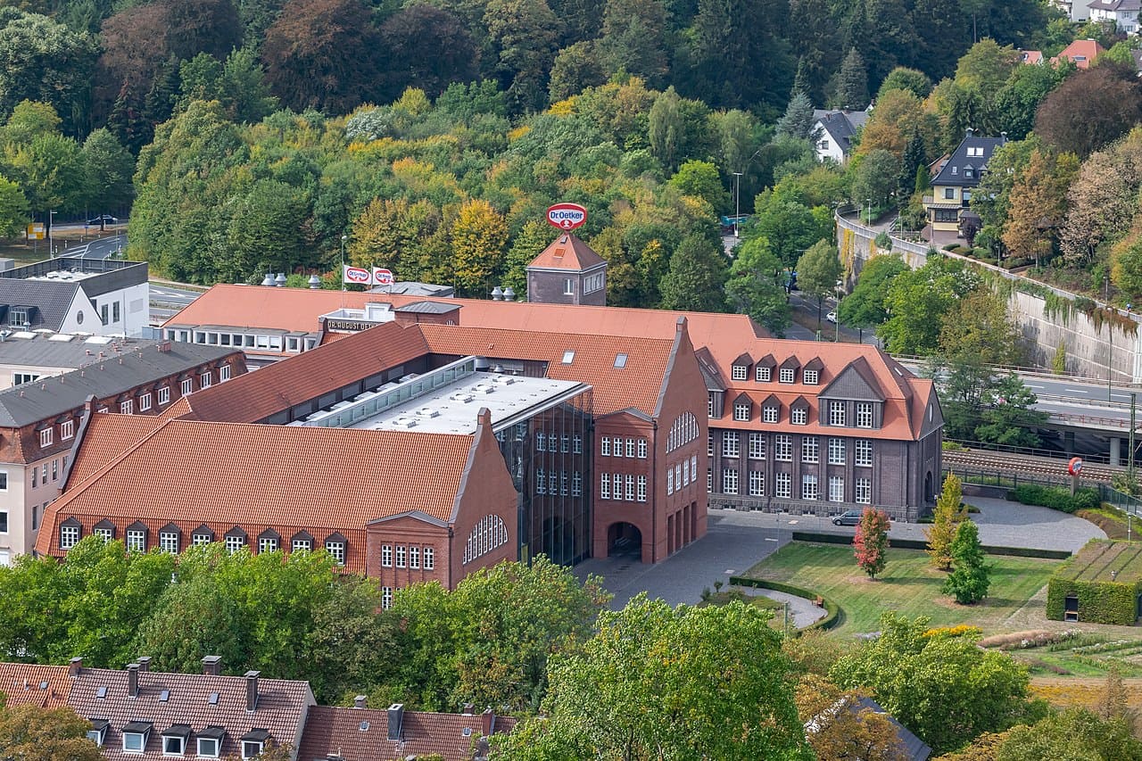 Oetker-Zentrale-Bielefeld-braune-Vergangenheit-Nazisumpf-Backpulver-Kritisches-Netzwerk-NSDAP-Zwangsarbeiter-Vanillepuddingpulver-Ristorante-Fertigpizza-Faschismus