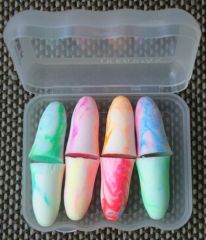 Ohrstoepsel-ear-plugs-ohropax-gehoerschutz-plastikstoepsel-wachsstoepsel-laermbelaestigung-laermbelastung-laermempfindlichkeit-kritisches-netzwerk-Zwangsbeschallung