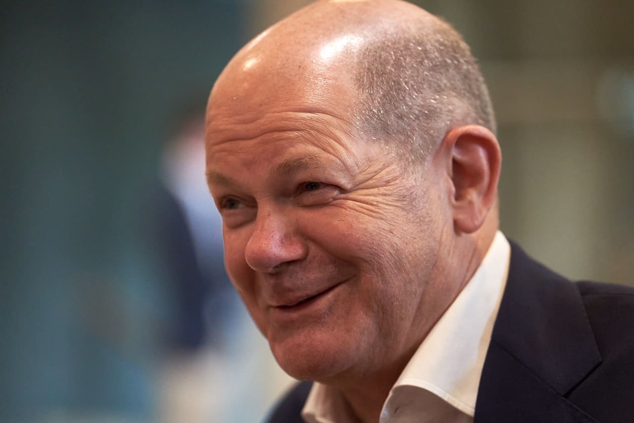 Olaf-Scholz-Meister-narkoleptischer-Rhetorik-Verlegenheitslachen-Verlegenheitsgrinsen-Scholzismus-Realitaetsverlust-Wahrnehmungsdefizite-Verhoehnung-Kritisches-Netzwerk