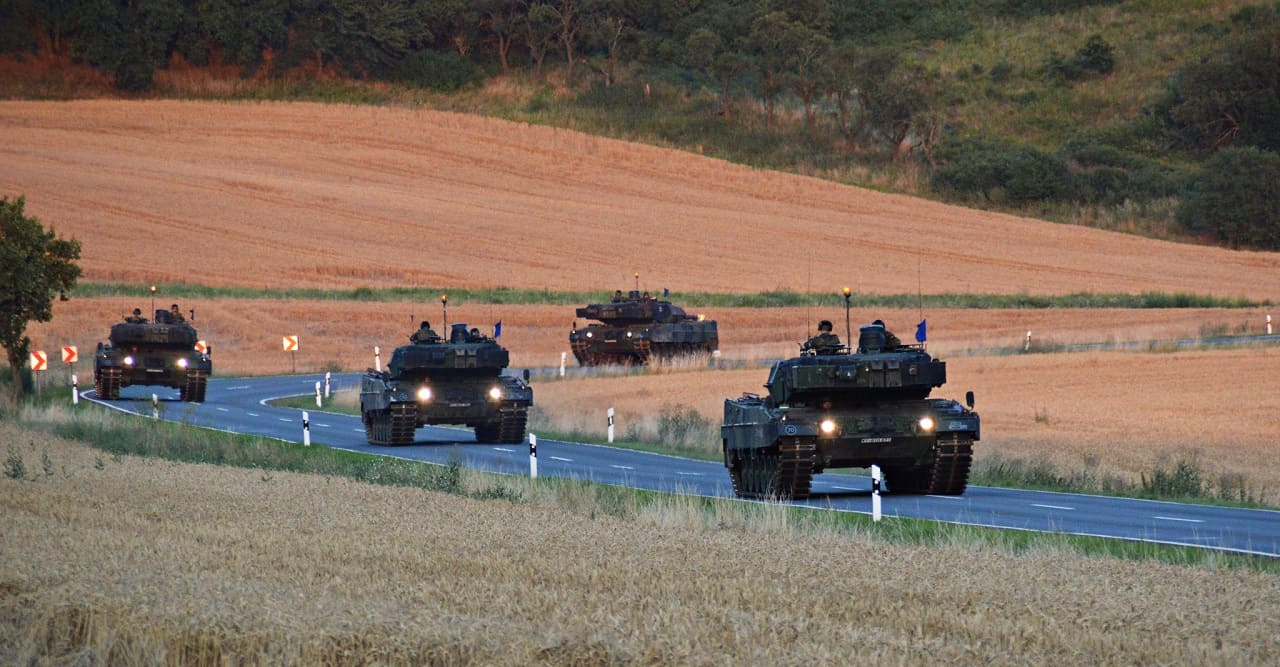 Panzer-Panzerkolonne-Panzerbataillon-Truppenverlegung-Militaermanoever-Militarismus-Bundeswehr-Auslandseinsaetze-Kritisches-Netzwerk-Kampfpanzer-Leopard-Militaeruebung