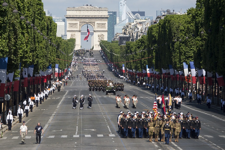 paris_bastille_day_military_parade_world_war_i_american_soldiers_sailors_airmen_marines_emmanuel_macron_donald_trump_kritisches_netzwerk_militaerparade_nationalfeiertag_champs-elysees.jpg