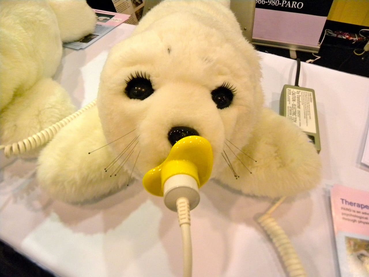 Paro-Tierroboter-Roboter-Kuschelroboter-Demenzkranke-Kritisches-Netzwerk-Sattelrobbe-tiergestuetzte-Therapie-taktile-Sensorik-Takanori-Shibata-Pflegeeinrichtungen