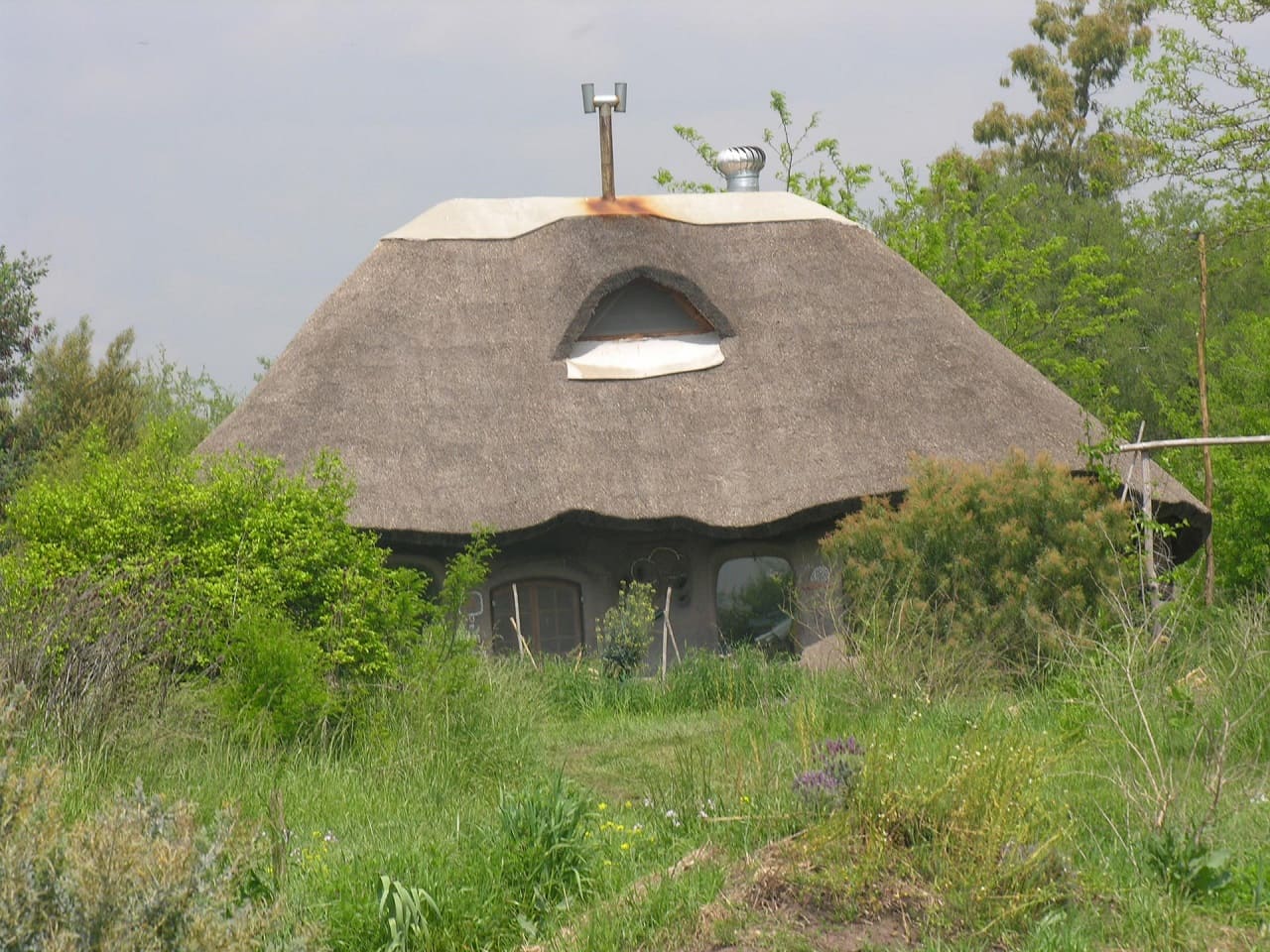 Permakultur-Wohnen-Oekosystem-oekologischer-Kreislauf-Baumethoden-Oekologie-aesthetische-utilitaristische-Werte-Kritisches-Netzwerk-Nachhaltigkeit