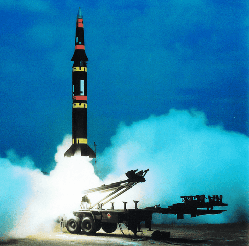 Pershing-II-NATO-Doppelbeschluss-Kritisches-Netzwerk-M790-erector-launcher-Abschussrampen-atomares-Patt-atomare-Abschreckung-INF-Mittelstreckenraketen-Ruestungswettlauf