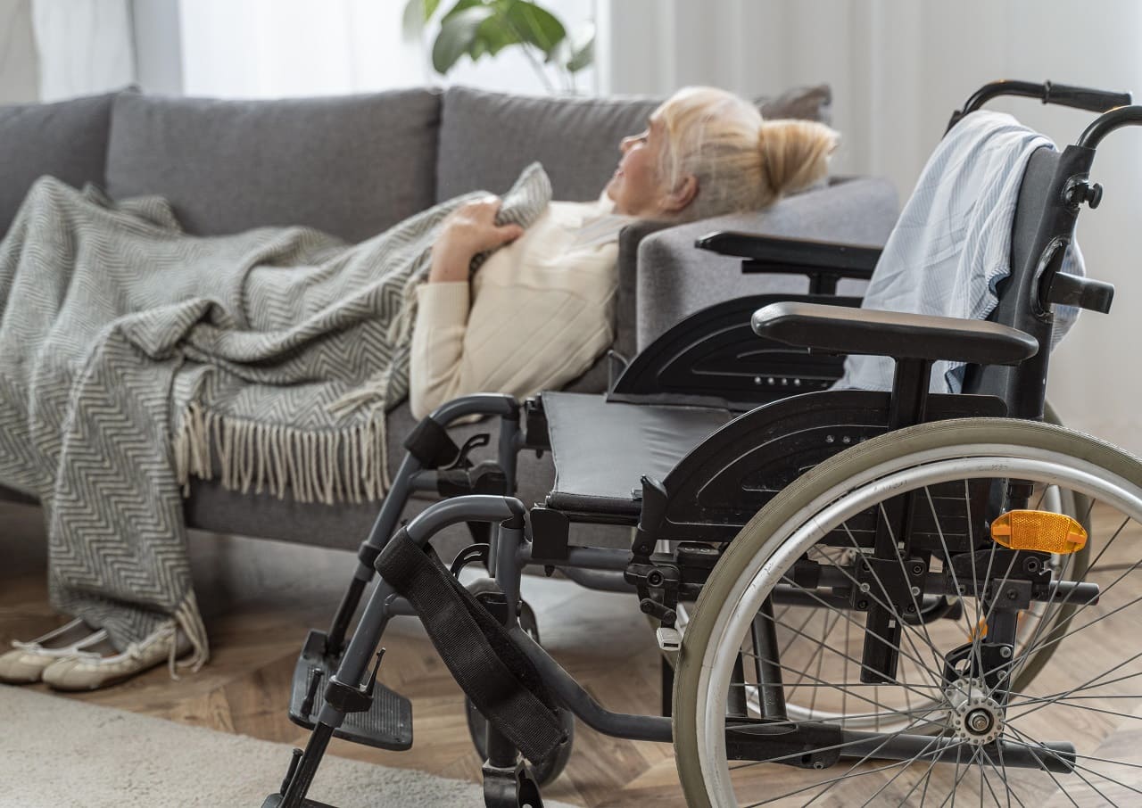 Pflegefall_Pflegebeduerftige_Pflegebeduerftigkeit_Pflegegrad_Pflegestufe_Pflegeversicherung_haeusliche_Pflege_Heimunterbringung_Pflegeheim_Rollstuhl_Kritisches-Netzwerk
