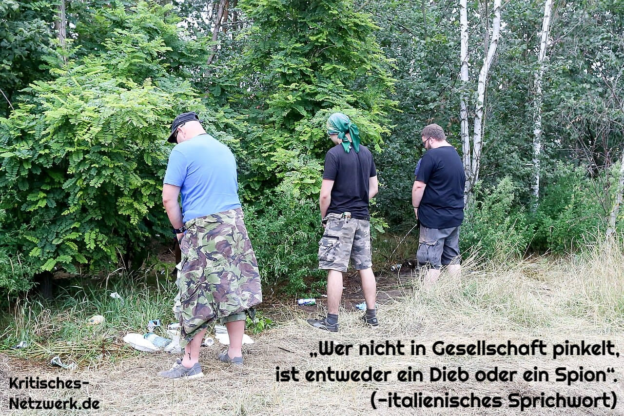 Gruppenpinkeln_Gruppenpinkler_gemeinsamens_Urinieren_Pinkelkonzert_Pinkeln_Pinkler_Pissen_Synchronpinkeln_Tsureshon_Harndrang_Stehpinkeln_Stehpinkler_Weitpinkeln_Wildpinkeln_Wildpinkler_Kritisches-Netzwerk