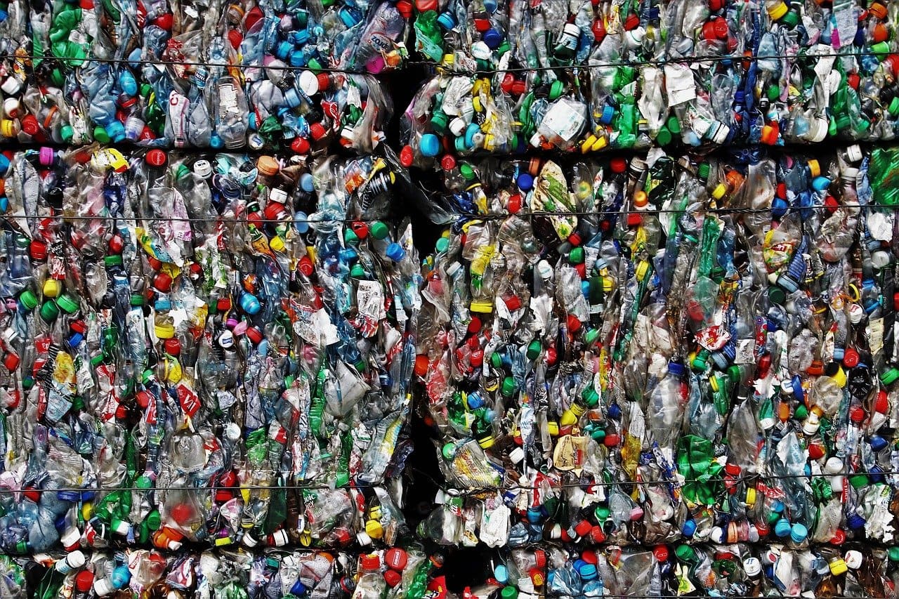 Plastikmuell-PET-Flaschen-Polyethylen-Polyvinylchlorid-Polyethylenterephthalat-Kritisches-Netzwerk-Getraenkeflaschen-Getraenkeverpackungen-Kunststoffrecycling-Coca-Cola