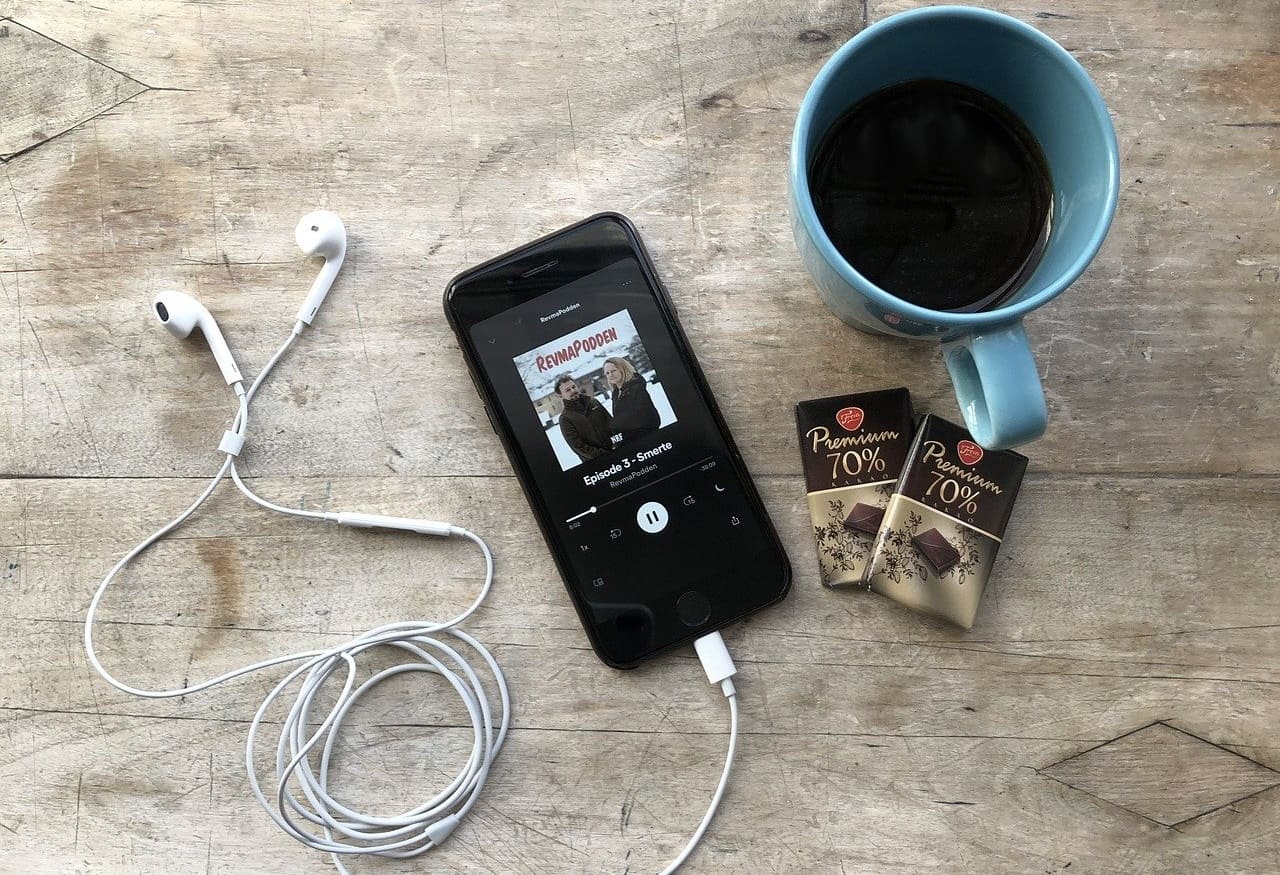 Podcasting-Podcast-Player-Podcatcher-Client-MP3-MP4-Player-Smartphone-Kopfhoerer-Podcaster-Audiostreams-Lieblingspodcast-Kritisches-Netzwerk-On-Demand-Radio