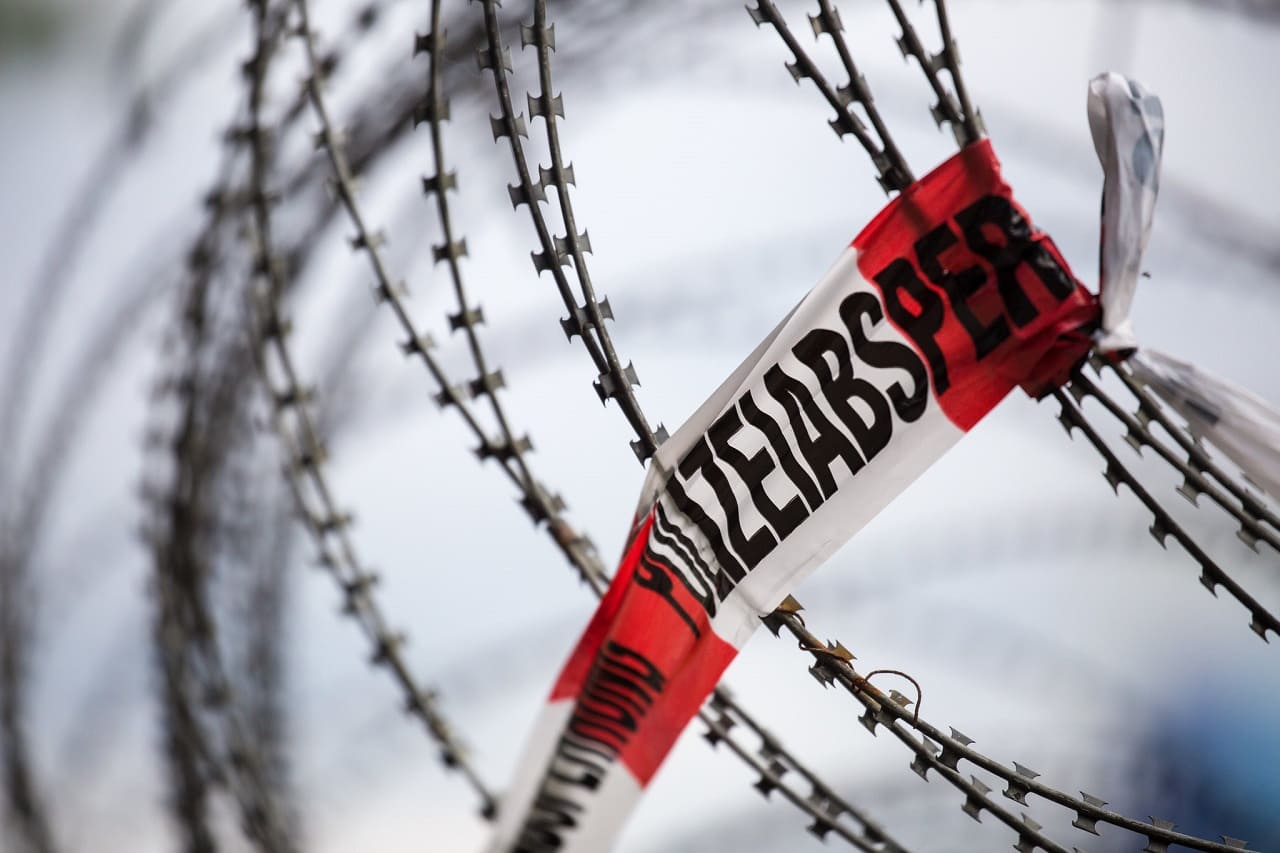 Polizeiabsperrung-Natodraht-NATO-Draht-Klingendraht-Bandstacheldraht-Widerhakensperrdraht-Stachelbandrolle-Kritisches-Netzwerk-Polizeibrutalitaet-Polizeigewalt