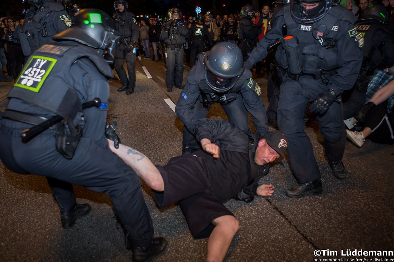 Polizeibeamte-Festnahme-polizeiliche-Massnahmen-Polizeirecht-Polizeischikane-Polizeistaat-Polizeiterror-Polizeiuebergriffe-Kritisches-Netzwerk-Koerperverletzung-im-Amt