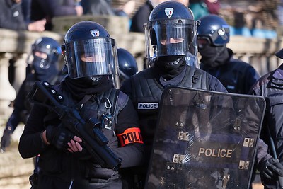 Polizeigewalt-violence-policiere-Polizeistaat-Polizeibrutalitaet-politique-de-rigueur-Gilets-jaunes-Kritisches-Netzwerk-Compagnies-Republicaines-de-Securite-CRS