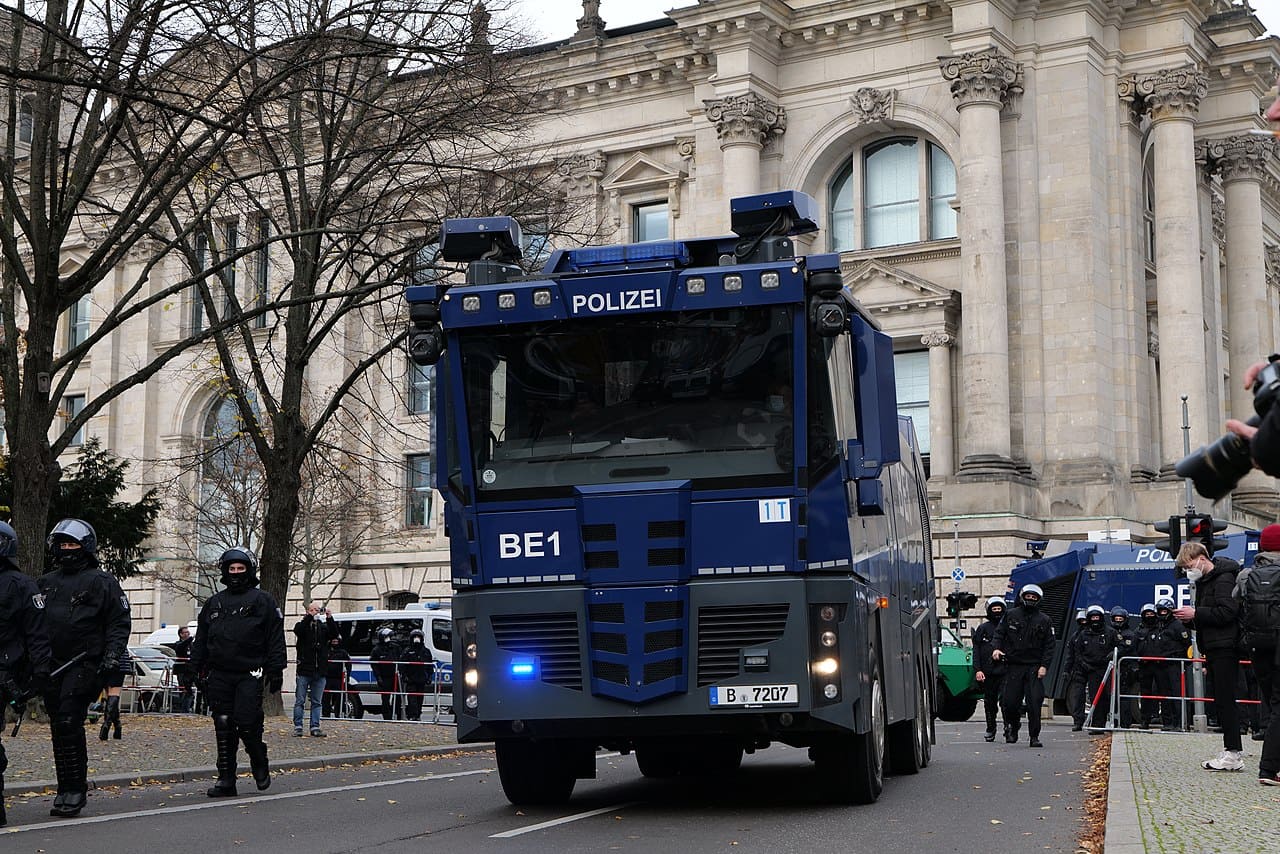 Polizeipanzer-Polizeiwasserwerfer-Wasserwerfer-Wasserwerferstaffel-Sonderwagen-Sonderschutzfahrzeug-Kritisches-Netzwerk-Buergerbekaempfung-Panzerfahrzeug