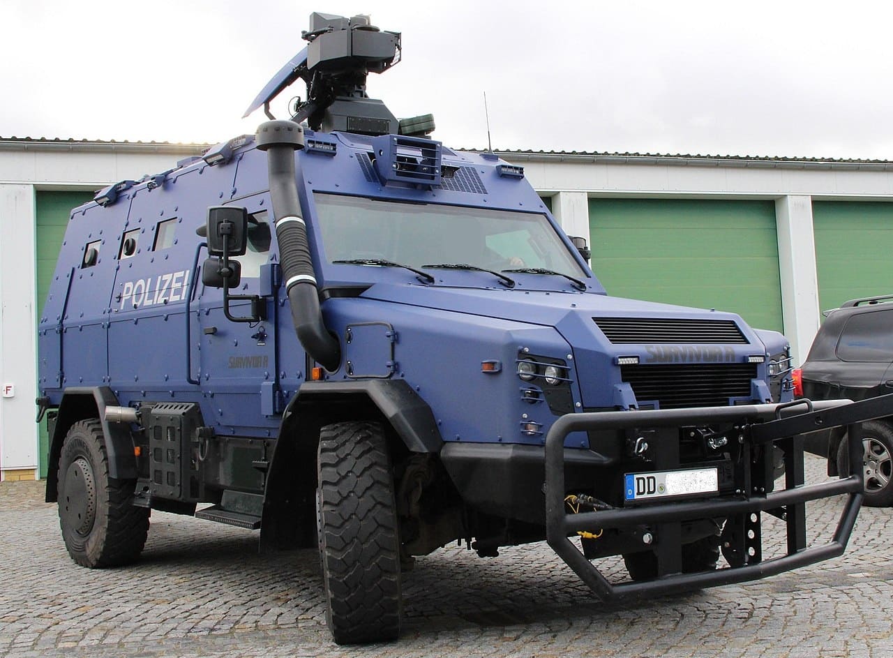 Polizeipanzer-Suvivor-R-RMMV-Panzerfahrzeug-Rheinmetall-Defense-Multifunktionspanzer-Sonderschutzfahrzeug-Kritisches-Netzwerk-Buergerbekaempfung-Stahlkoloss