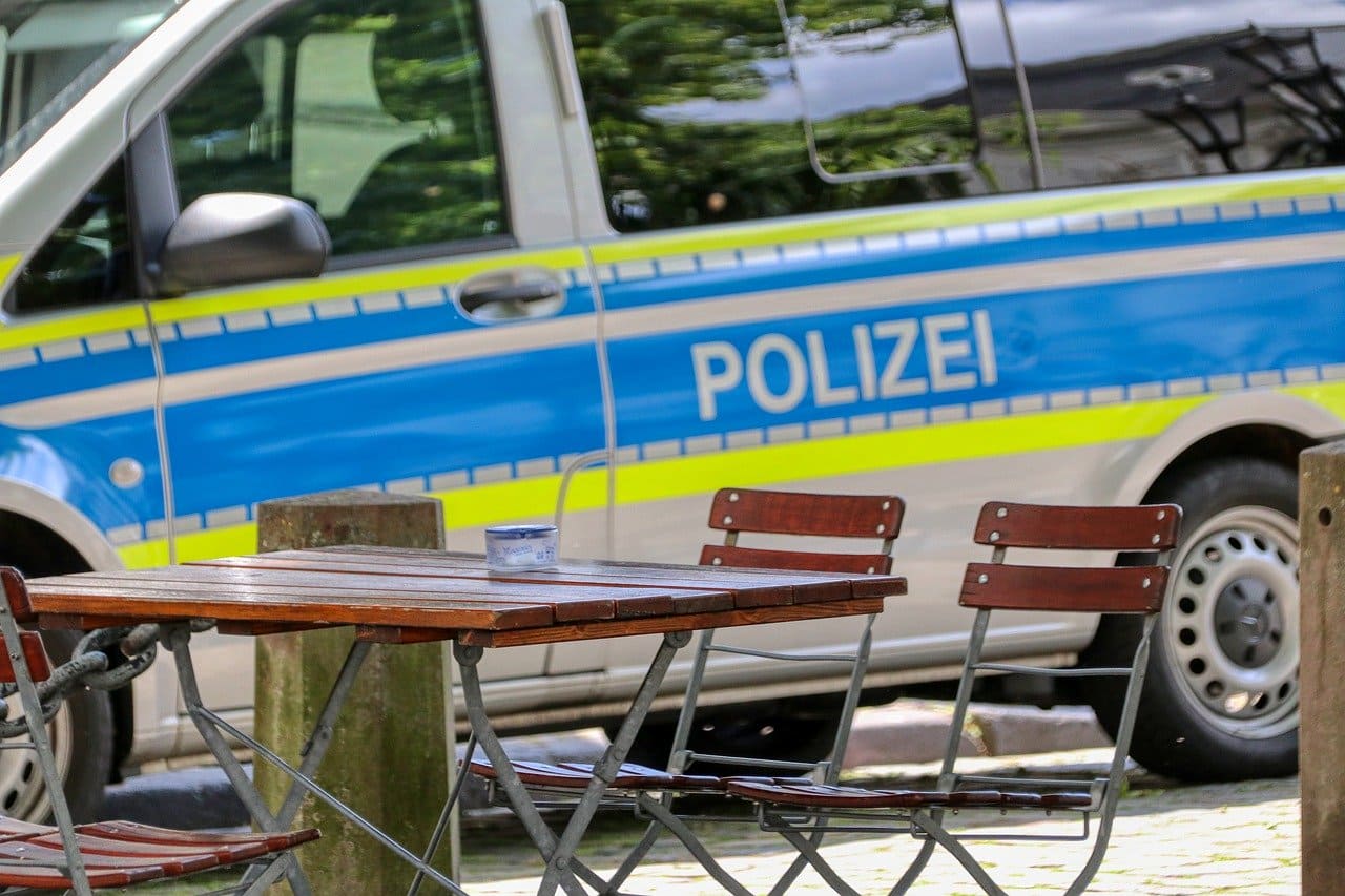 Polizeipraesenz-Polizeiwillkuer-Polizeirecht-Polizeischikane-Staatsgewalt-Staatsterror-Personenkontrollen-Polizeiuebergriffe-Kritisches-Netzwerk-Verfolgungsdruck