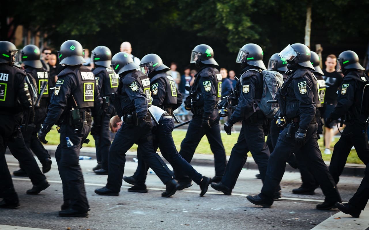Polizeitruppe-Festnahme-Identitaetsfeststellung-Repressionen-Gewaltmonopol-Willkuermassnahmen-Kritisches-Netzwerk-Polizeischikane-Polizeistaat-Polizeiterror