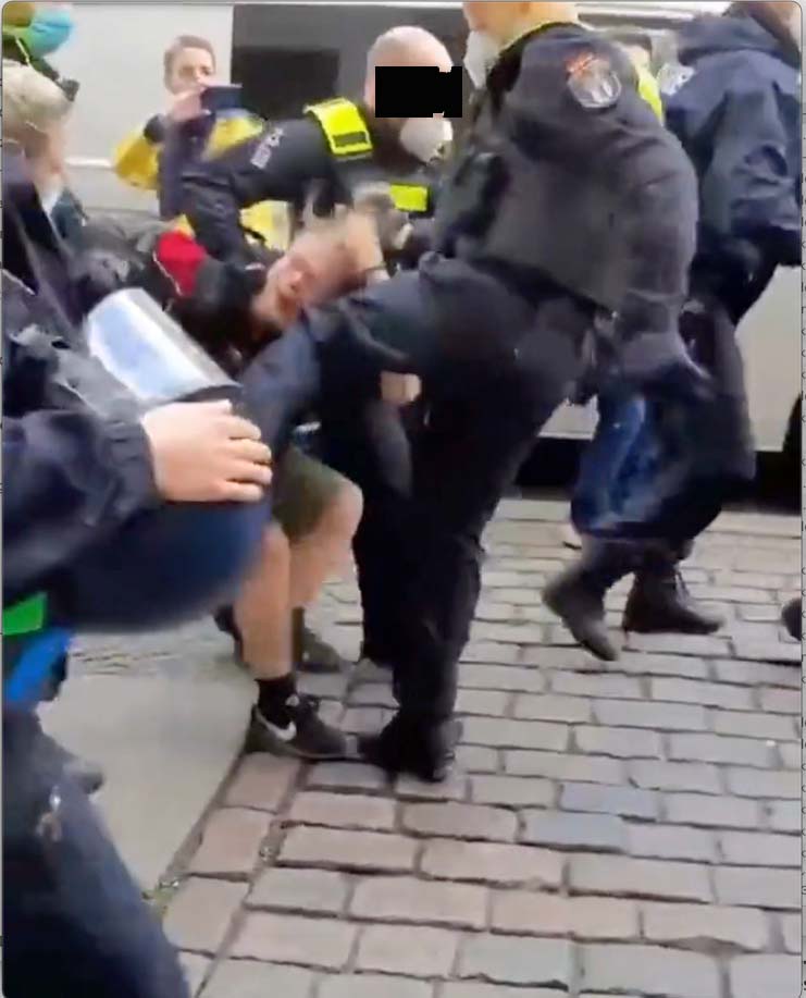 Polizeiuebergriffe-Amtspflichtverletzung-Uniformierte-Polizeigewalt-Polizeibrutalitaet-Staatsgewalt-Polizeibeamte-Unterwerfung-Repression-Kritisches-Netzwerk-Faschismus