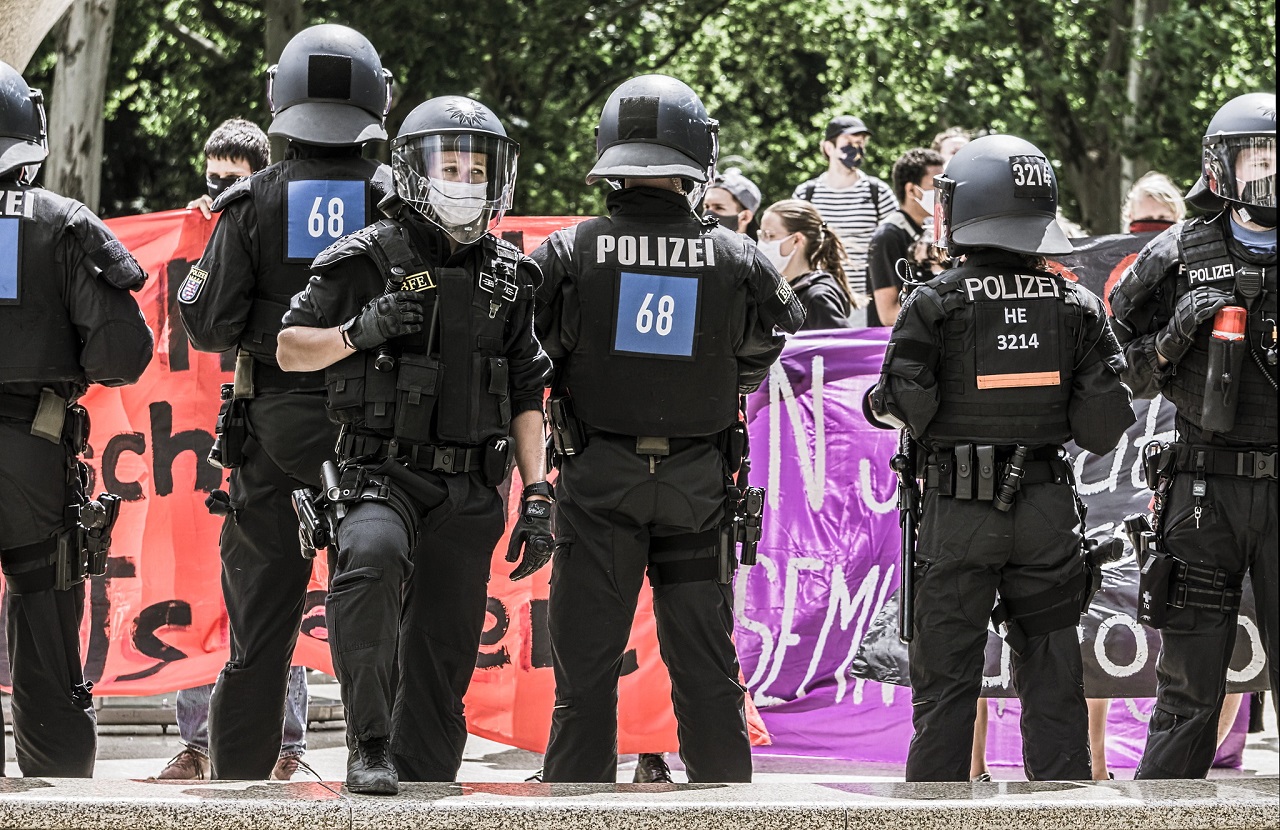 Polizeiuebergriffe-Polizei-Polizeistaat-Polizeibrutalitaet-Staatsterror-totalitaeres Regime-Totalitarismus-Kritisches-Netzwerk-Repression-Autoritaetshoerigkeit-Covid-Corona-Autokratie