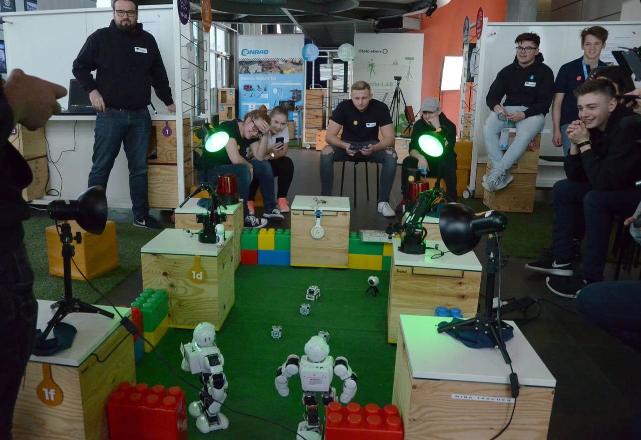 Projektarbeit-Workshops-Gemeinschaftsgestaltung-Zusammenarbeit-Roboterisierung-Faehigkeiten-Skills-Kritisches-Netzwerk-Arbeitsform-Arbeitsphasen-Ausbildungsphase