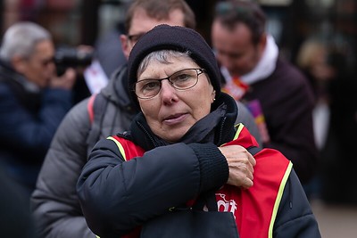 Protestlerin-Streik-Rentenreform-Greve-interprofessionnelle-contre-la-reforme-des-retraites-Kritisches-Netzwerk-Macronisme-resistance-Sonderrentenplaene-politique-austerite