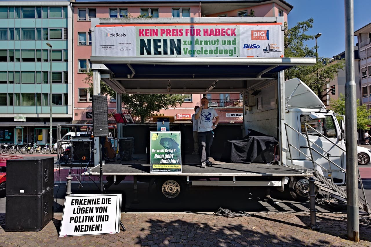 Protestwagen_Robert_Habeck_Dilettantismus_Mittelstandsvernichtung_Mittelstandszerstoerung_Deindustrialisierung_Wirtschaftsdrosselung_Wirtschaftsruinierung_Kritisches-Netzwerk